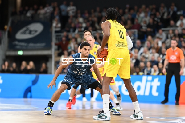 Kevin McClain (3; MLP Academics Heidelberg) verteidigt gegen Mateo Seric (21; MLP Academics Heidelberg)