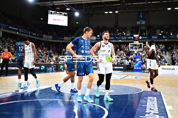 Szene mit Niklas Würzner (2; MLP Academics Heidelberg) und Ferdinand Zylka (6; Basketball Löwen Braunschweig)