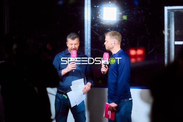 Moderatoren im Interview während DEL-Playoffs