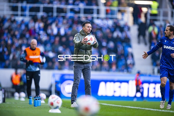 Sebastian Jung (2; Karlsruher SC) am Spielfeldrand