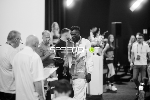 Ringside-Zone Face-Off Moderator