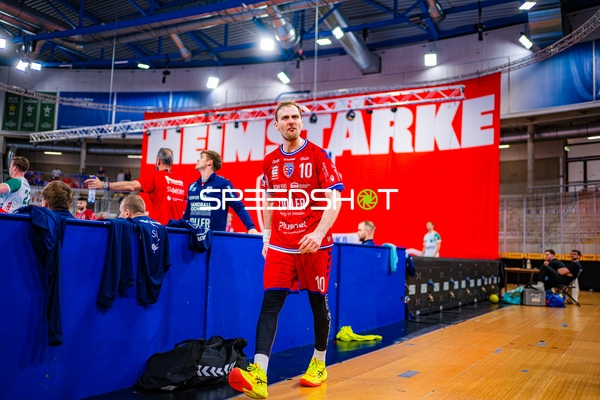 Spieler läuft am Spielfeldrand Tom Wolf (10;SG BBM Bietigheim)