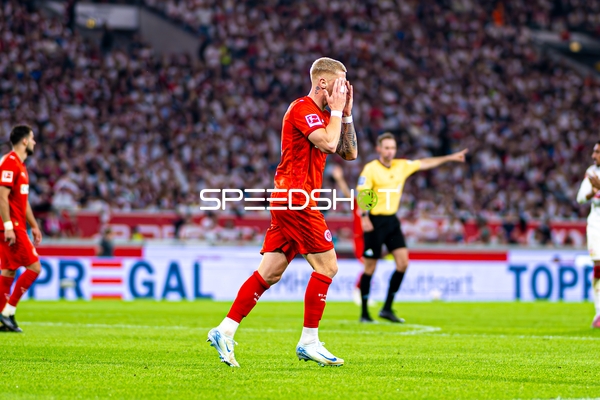 Eric Smith (8; FC St. Pauli) enttäuscht