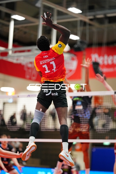 John Obi (11; BADEN VOLLEYS SSC Karlsruhe) schmettert