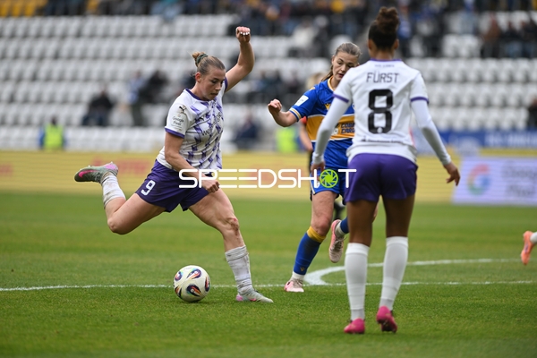 Spieler mit Ball in Aktion