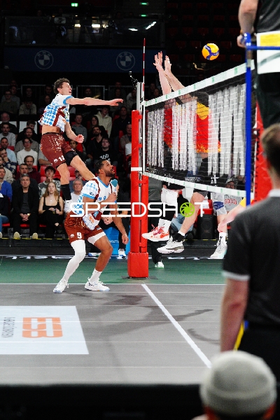 Spielszene mit Laurenz Welsch (12; WWK Volleys Herrsching) und Gustavo Oscar Bryan Avila (9; WWK Volleys Herrsching)