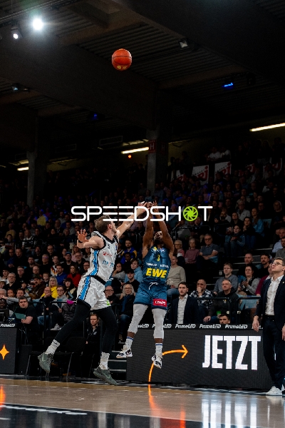 Christopher Clemons (3; EWE Baskets Oldenburg) mit Wurf gegen Osaro Jurgen Rich (3; Veolia Towers Hamburg)