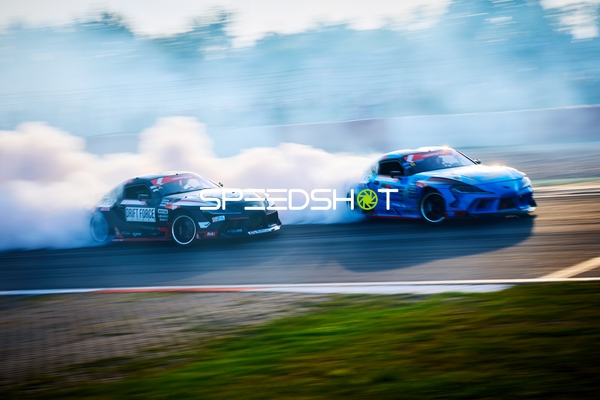 Driftfahrzeuge auf der Rennstrecke