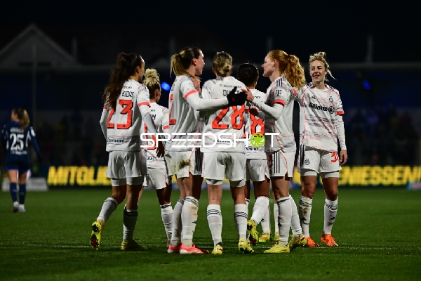Spielerinnen feiern gemeinsam