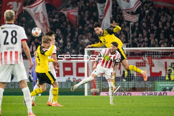 Kopfball-Duell im Strafraum