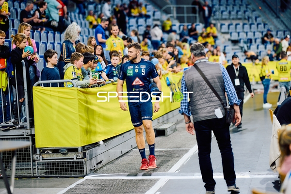 Steven Plucnar Jacobsen interagiert mit Fans