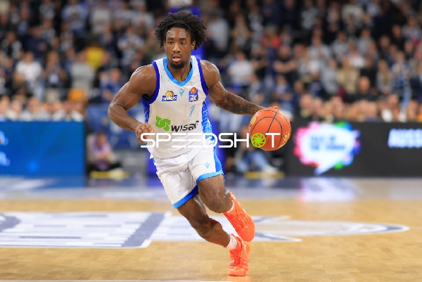 Isaiah Swope (1; Frankfurt Skyliners) mit Ball in Aktion