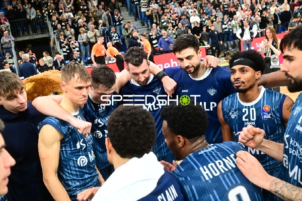 Szene mit Mateo Seric (21; MLP Academics Heidelberg) und Teamkollegen