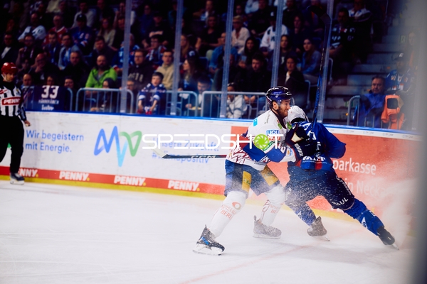 Intensiver Bodycheck beim Playoff-Duell