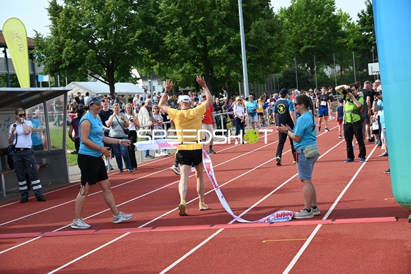 Läufer erreicht Ziellinie
