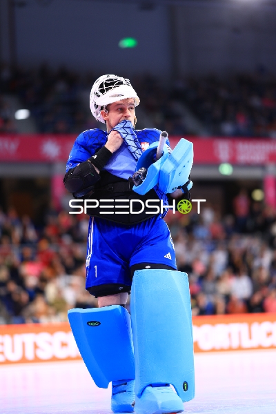 Mateusz POPIOLKOWSKI (1; Polen) in Torwartaktion