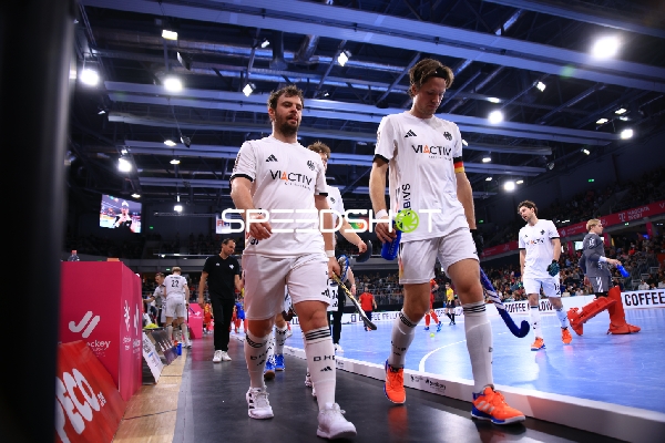 Spieler von Deutschland verlassen Spielfeld