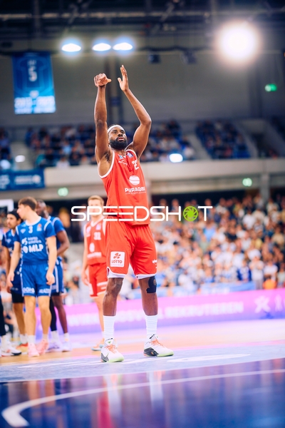 Präziser Freiwurf von Spieler Nummer 13