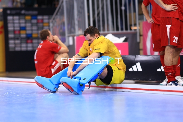 Mateusz POPIOLKOWSKI (1; Polen) am Spielfeldrand