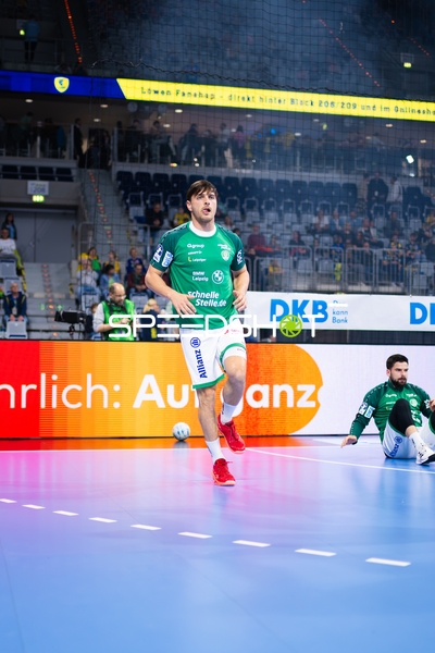 Spieler in grünem Trikot läuft