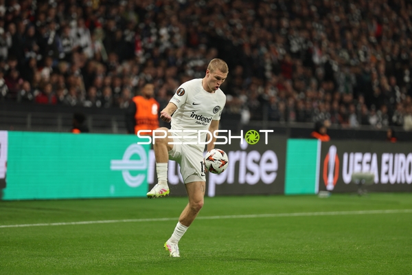 Kontrolle des Balls durch Igor Matanović (9, Eintracht Frankfurt)