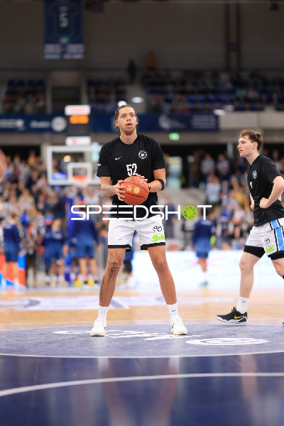 52; MLP Academics Heidelberg und DJ Horne (0; MLP Academics Heidelberg) auf dem Spielfeld