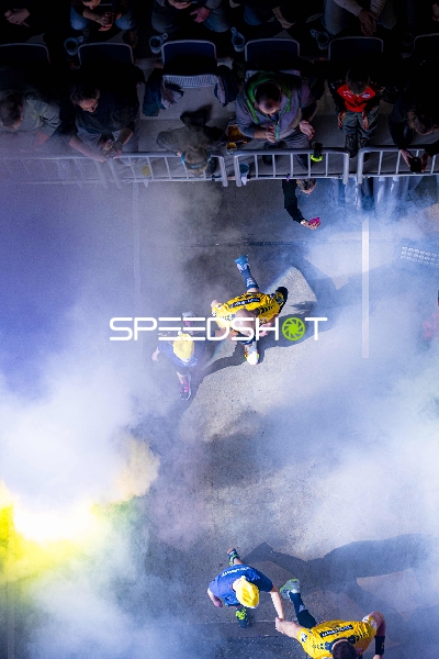 Fans und Personen in der Arena