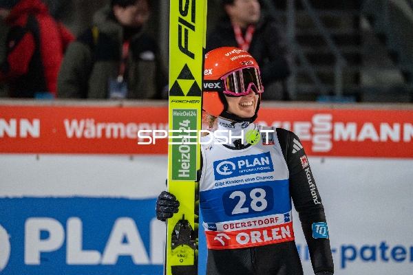 Skispringerin mit Startnummer 28