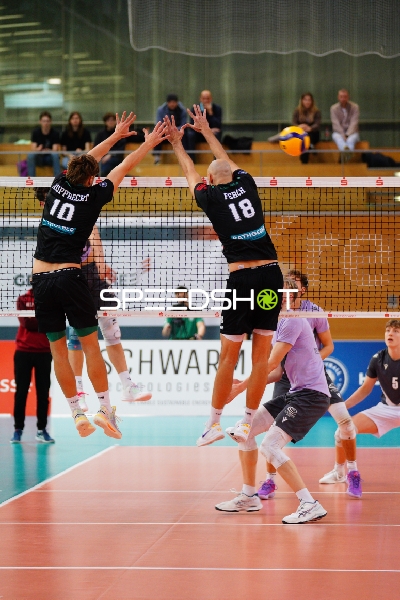 Block am Netz mit Joris Backhaus (5; VCO Berlin) in Bereitschaft