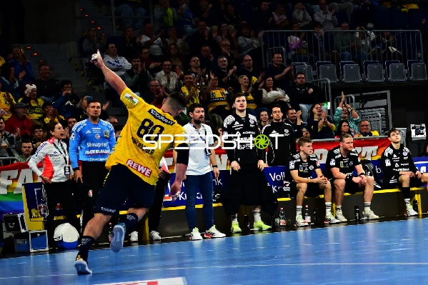 Szene mit Yannik Bialowas (7; HC Erlangen) und Teamkollegen