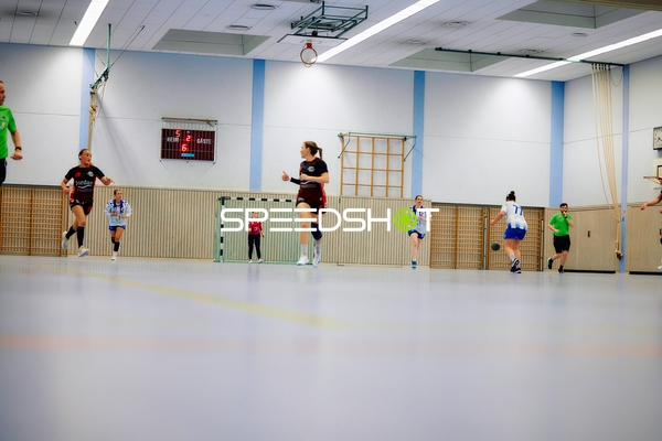 Spielerinnen laufen über das Spielfeld