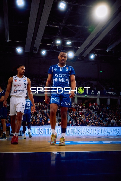 Spieler laufen auf dem Spielfeld