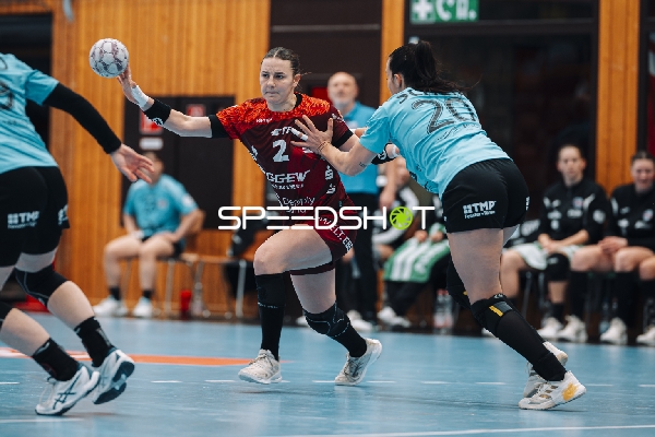 Szene mit Mareike Thomaier (2; HSG Bensheim/Auerbach) und Jana Scheib (20; Thüringer HC)