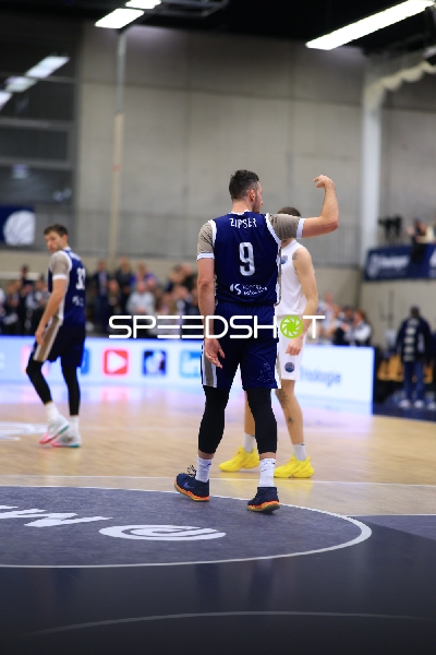 Paul Zipser (9; MLP Academics Heidelberg) und Matej Svoboda (11; Basketball Nymburg) in Aktion