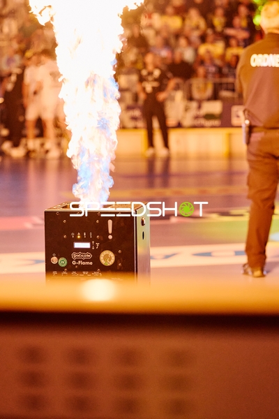 Ein Pyro-Effekt wird während der Spielvorbereitung gezündet.