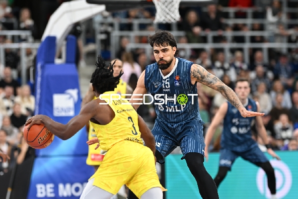 Marcel Keßen (15; MLP Academics Heidelberg) verteidigt gegen Christopher Clemons (3; EWE Baskets Oldenburg)