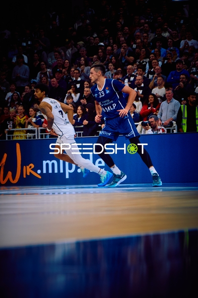 Zwei Spieler laufen über das Spielfeld.