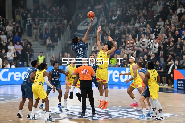 Spielaktion mit Ryan Mikesell (33; MLP Academics Heidelberg) und Nicholas Tischler (11; EWE Baskets Oldenburg)