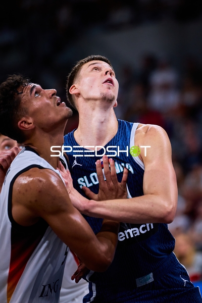 Zweikampf unter dem Korb