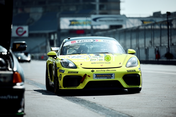 Gelbes Rennfahrzeug auf Rennstrecke