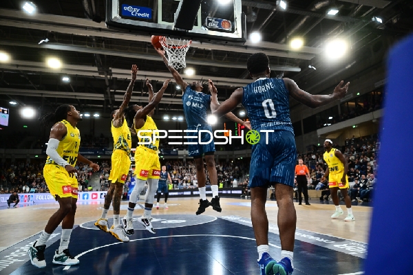 Spielaktion mit Marcel Keßen (15; MLP Academics Heidelberg) beim Layup