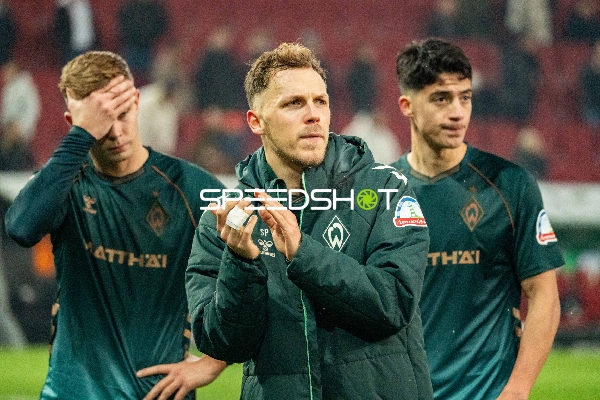 Spieler applaudieren nach Spiel