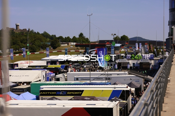 Boxenbereich beim 24h Rennen 2025