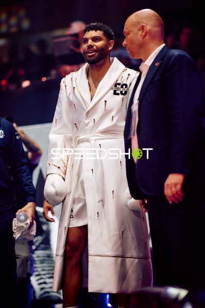 Boxer Emanuel Odiase in Ringside Zone