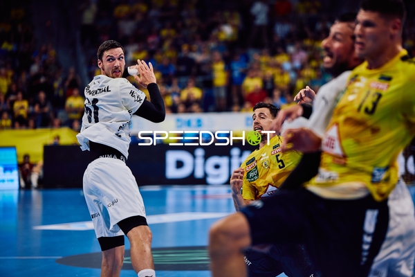 Ein Spieler von THW Kiel wirft auf das Tor, während Spieler von Rhein Neckar Löwen verteidigen.