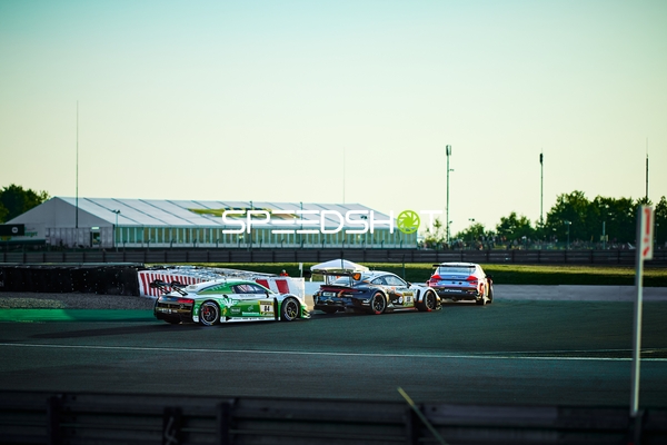 Drei Fahrzeuge auf der Rennstrecke