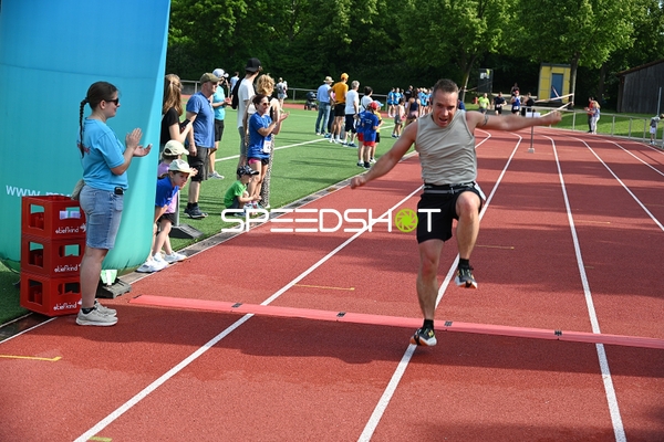 Läufer überquert Ziellinie