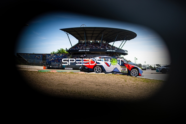 Rennfahrzeug auf der Rennstrecke