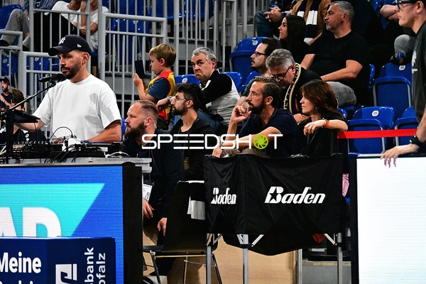 Zuschauer und Offizielle am Spielfeldrand