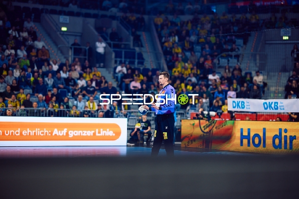 Ein Torhüter steht auf dem Spielfeld und beobachtet das Spielgeschehen.